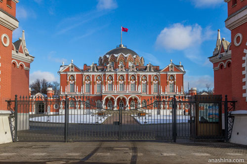 Petrovsky-dvorets.jpg Petrovsky-dvorets.jpg